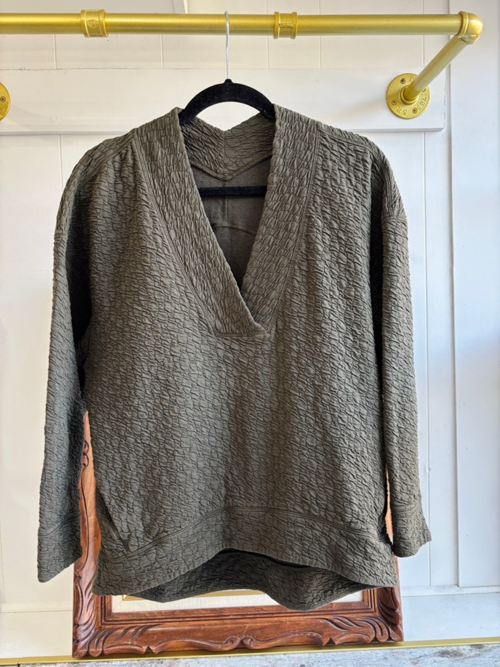 Lululemon Cocoon Rippled V-Neck Pullover Top Shirt Earthy Olive Green size 4